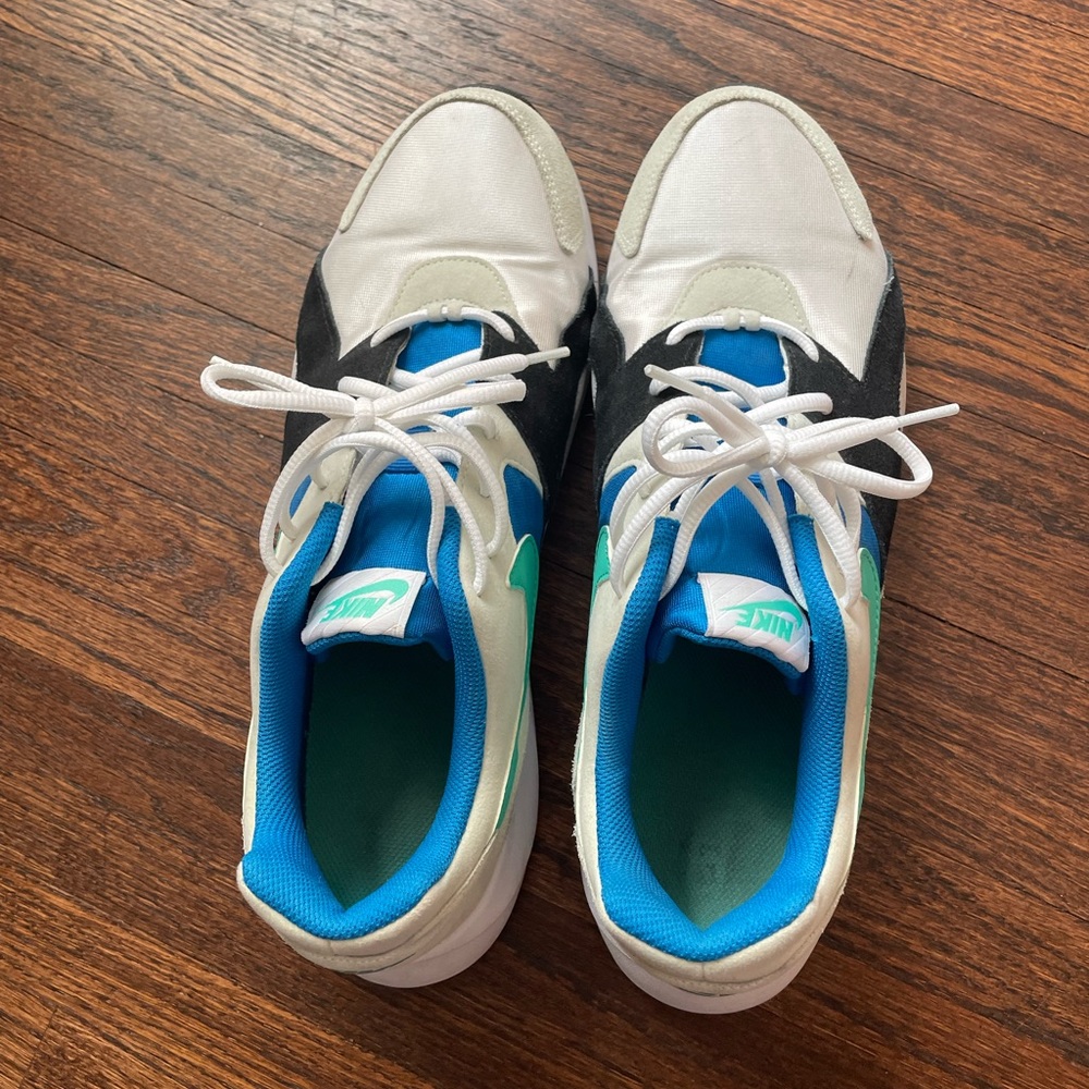 Nike Casual Shoe *RARE FIND* - Picture 2 of 6